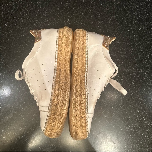 White and Purple Low-Top Sneakers with Textured Design - Picture 7 of 9